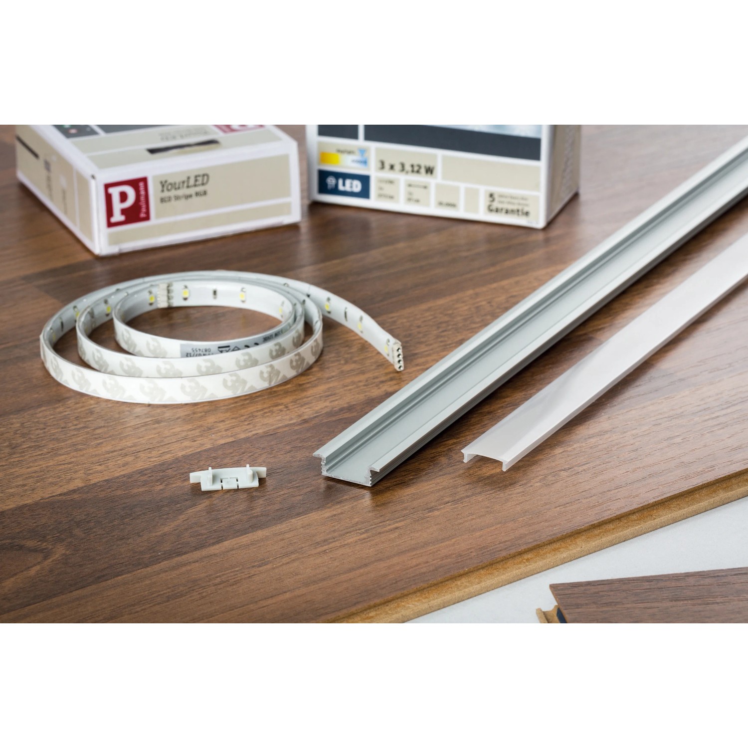 Paulmann Floor Profil mit Diffusor und YourLED Stripe auf Holzboden. LED-Streifen Zubehör.