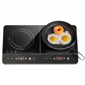 Schwarzes HOMCOM Induktionskochfeld mit zwei Kochzonen, einer Pfanne mit Spiegeleiern und einem Donut.