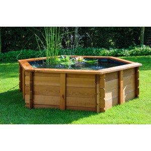 Hexagon Gartenteich aus Kiefernholz mit Teichfolie, bepflanzt mit Seerosen und Gräsern.