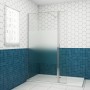 Walk-in Dusche mit satiniertem 8mm Nano-Glas, klarem Streifenmuster und verchromtem Rahmen in modernem Bad.