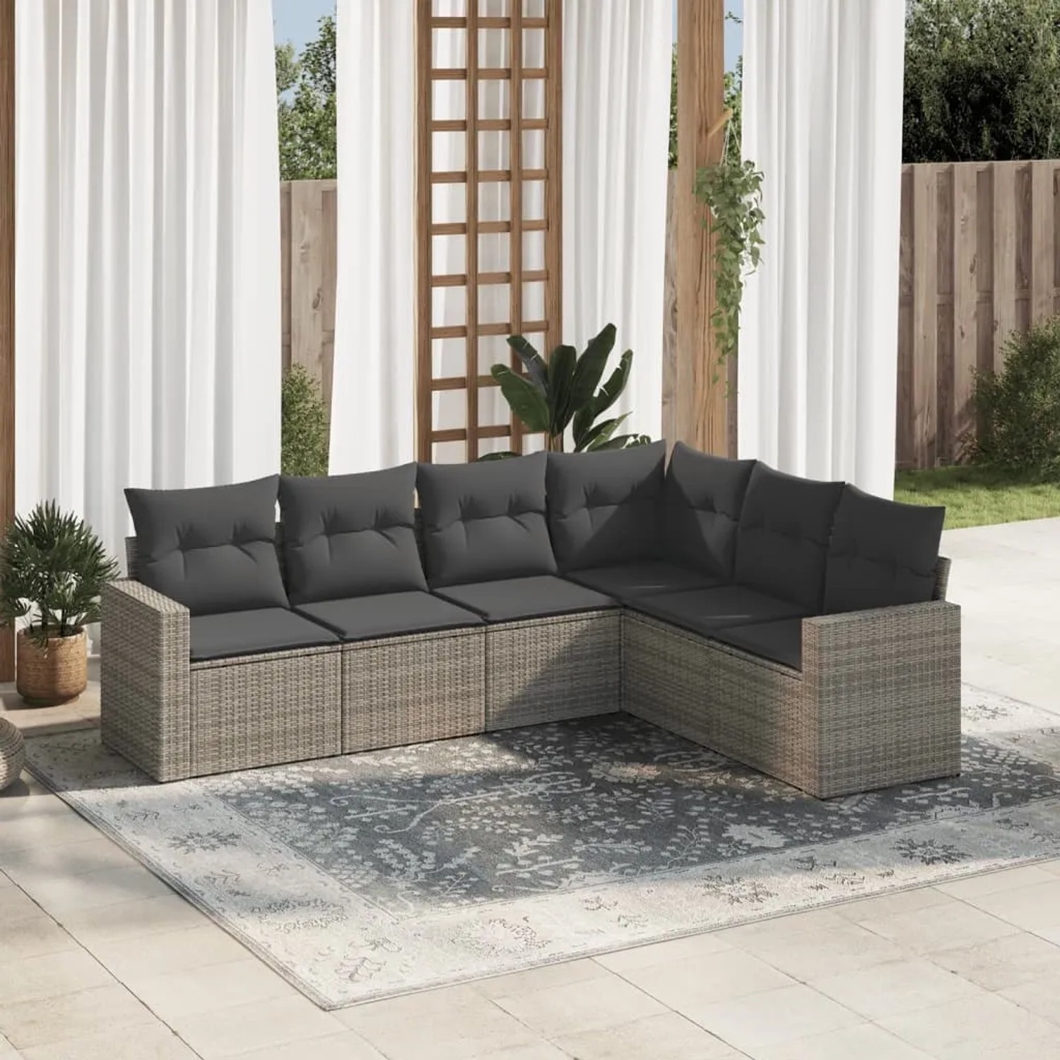 Graue 6-tlg. vidaXL Garten-Sofagarnitur aus Poly Rattan mit dunklen Kissen im Garten.