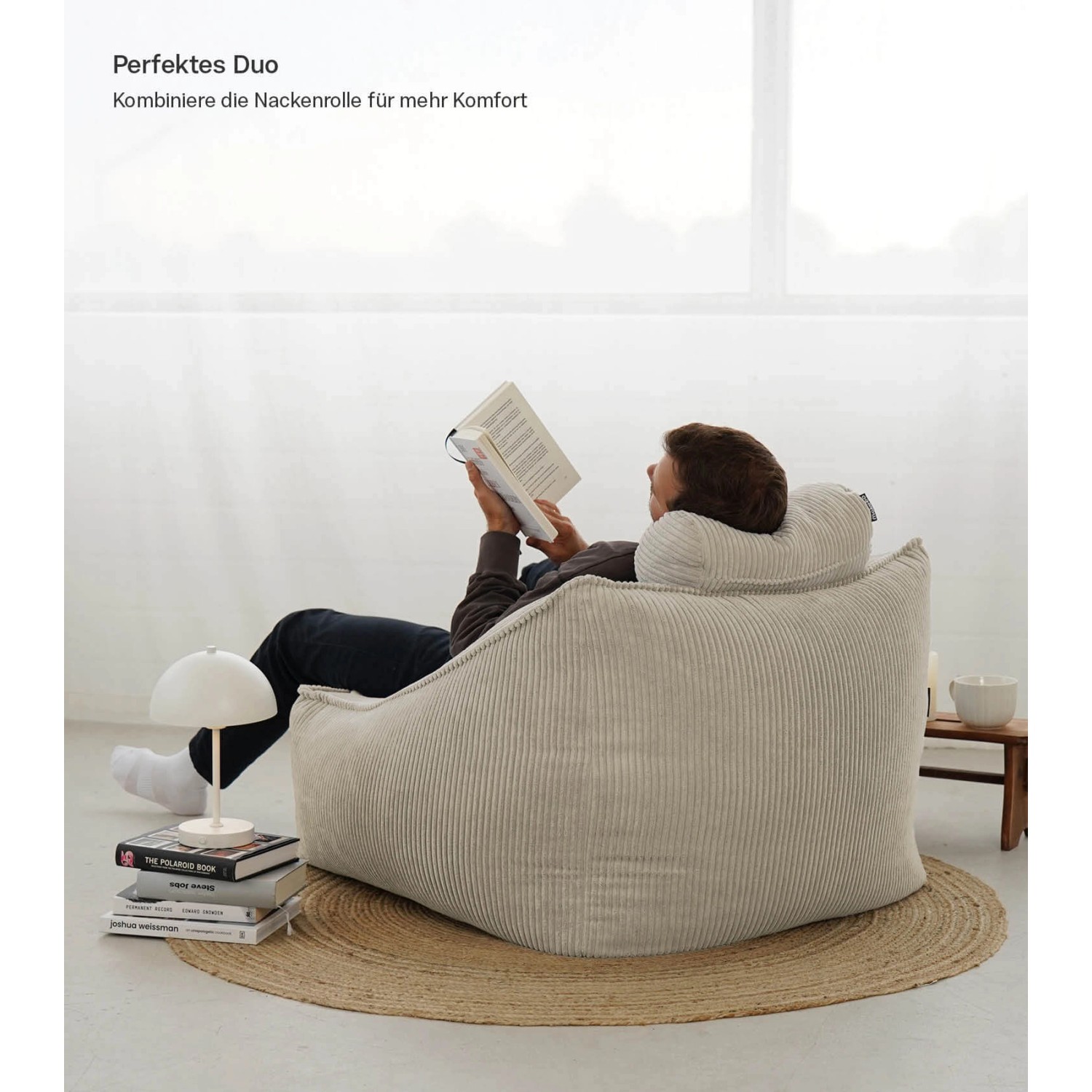 Beiger mokebo Cord Sitzsack Sessel 'Der Lümmel' mit Person beim Lesen, Kategorie Gartenstühle.