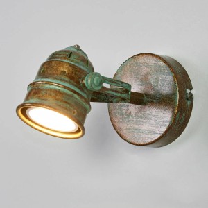 Bronzefarbene Lindby Wandleuchte Leonor im Retro-Stil für Innenräume.