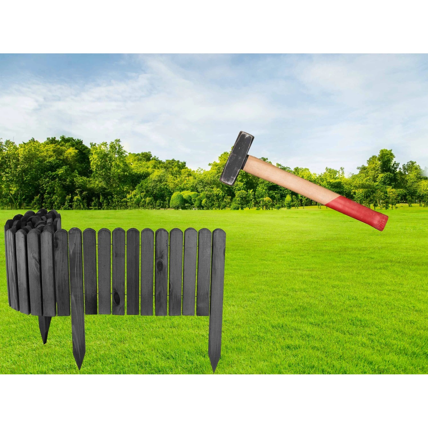 Grauer Holz Rollzaun als flexible Beeteinfassung auf grünem Rasen, teilweise ausgerollt, mit Hammer zur Montage.