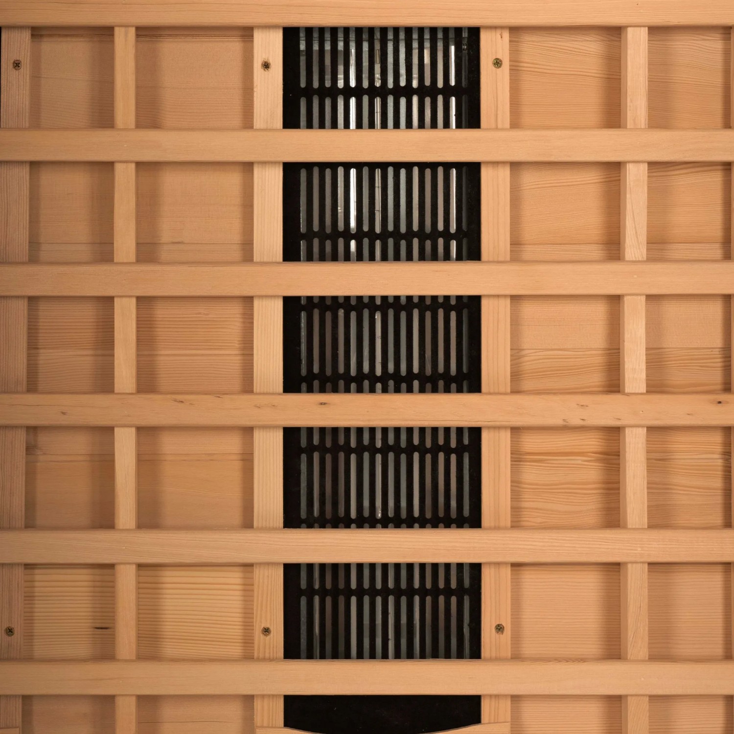 Detailansicht der Tannenholz-Rückwand mit Lüftungsschlitzen der Redsun Deluxe Infrarotkabine.