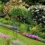 Schwarzer Relaxdays Rosenbogen aus Eisen im Garten, Rankhilfe für Kletterpflanzen.