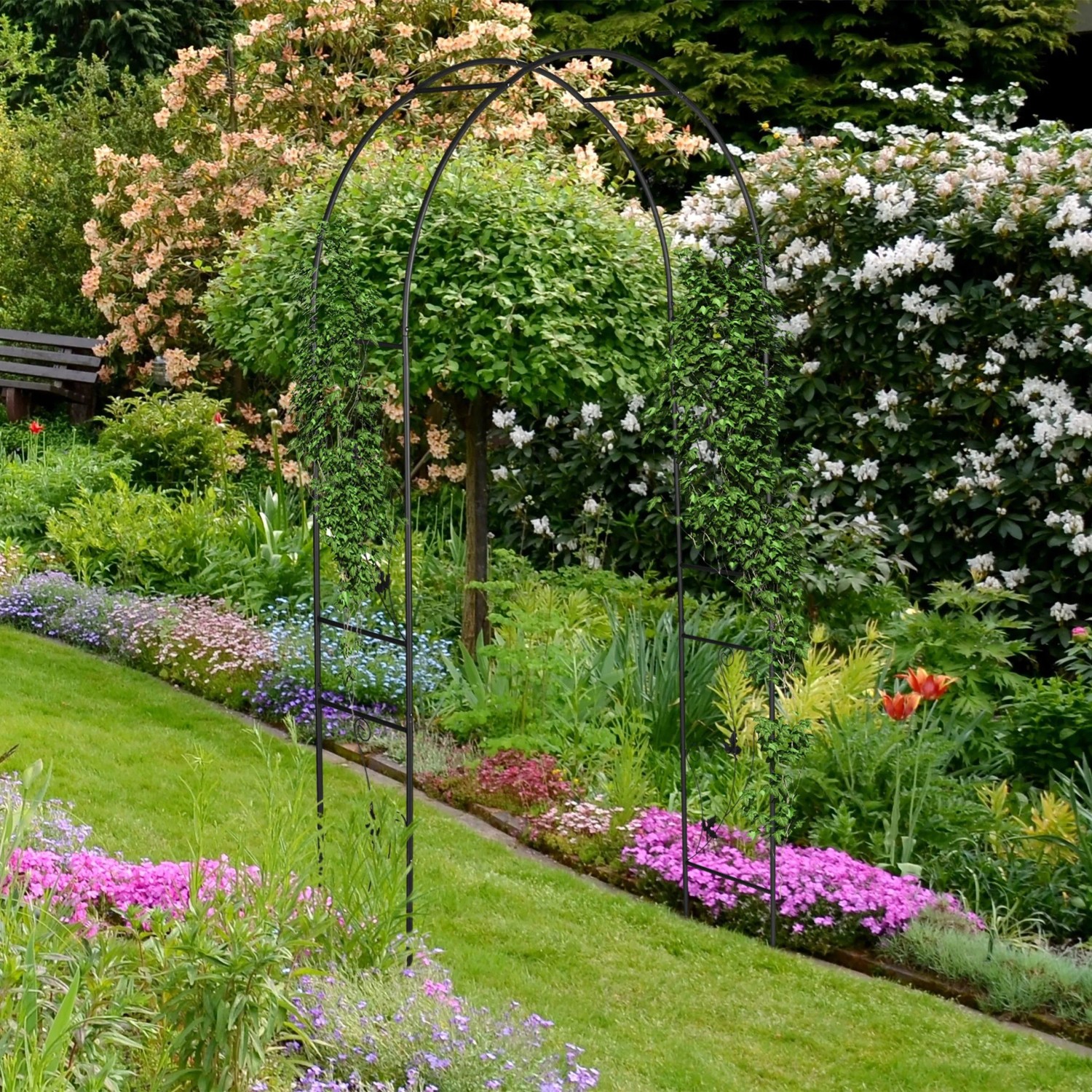 Schwarzer Relaxdays Rosenbogen aus Eisen im Garten, Rankhilfe für Kletterpflanzen.