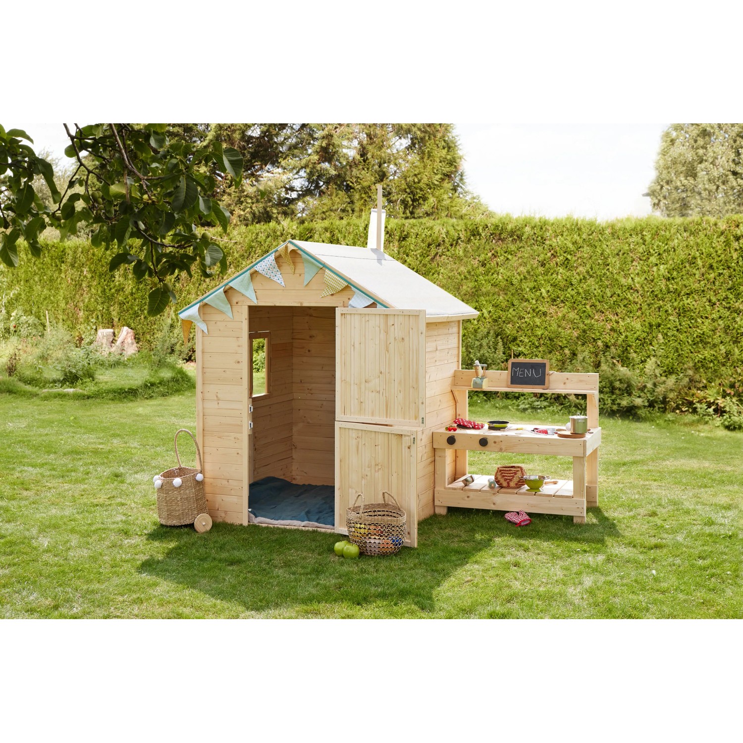 Soulet Kinderspielhaus Jasmine mit Küche und Tür im Garten.