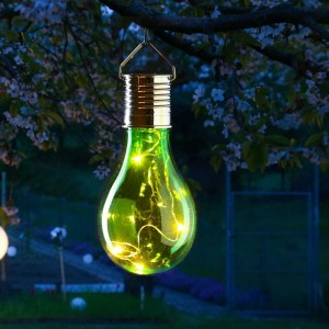 Grüne LED Solar Glühbirne mit warmweißer Lichterkette hängt an Ast. Ideal für Garten, Balkon, Terrasse. 14cm hoch.