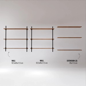 Ar Shelving Deco Set: Zwei Standregale und drei Regalböden aus Holz und schwarzem Stahl.