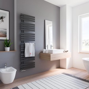 Schwarzer Schulte Design-Heizkörper Breda (718 W) im modernen Badezimmer.