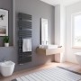 Schwarzer Schulte Design-Heizkörper Breda (718 W) im modernen Badezimmer.