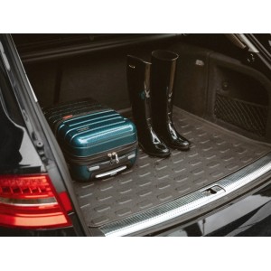 Anthrazit Kofferraummatte 50x90 cm im Auto mit Koffer & Stiefeln. Robuster PE-Schutz für den Kfz-Kofferraum.