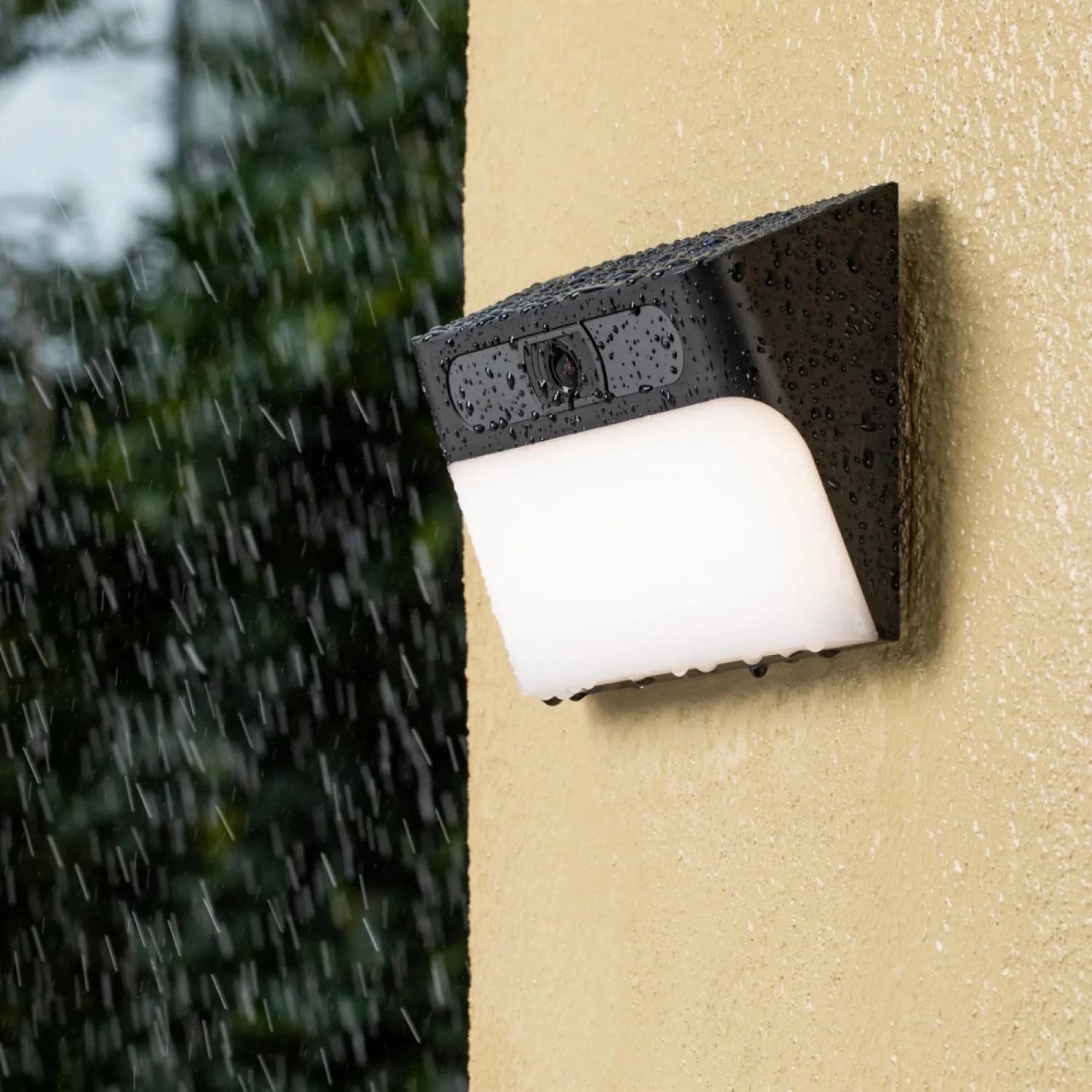 Eufy Solar-Wandleuchte S120 mit Kamera im Regen an Hauswand. Kabellose 2K KI Kameraüberwachung.