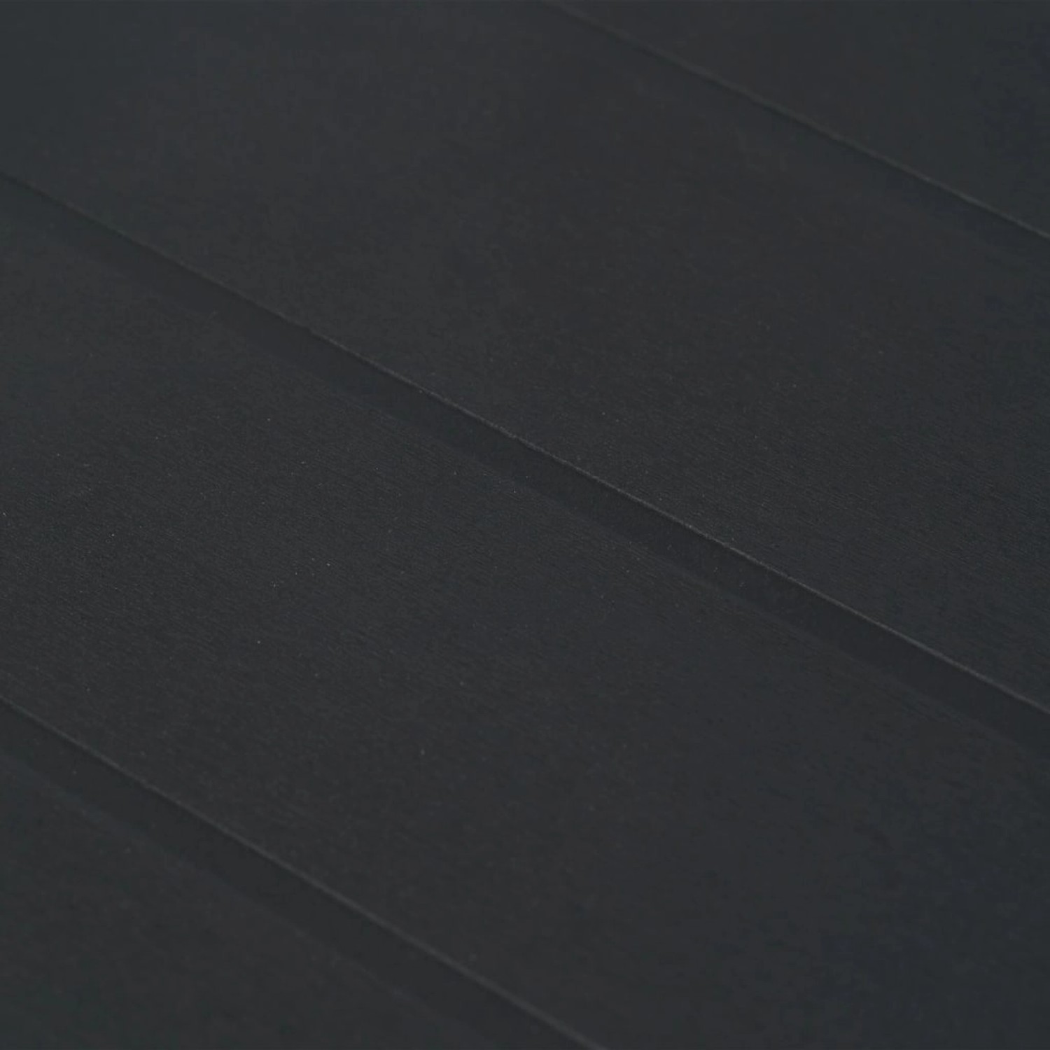 Nahaufnahme eines anthrazitfarbenen Gartentischs in Rattan-Optik von vidaXL.