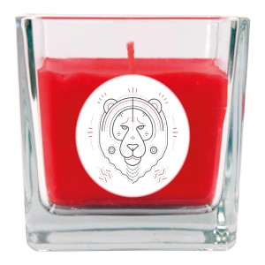 Rote HS Candle Duftkerze im Glas mit Sternzeichen Löwe Motiv, Brenndauer 50 Stunden.