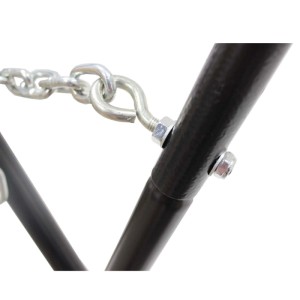 Detailaufnahme Lackierständer/Montierbock: Schwarze Stahlrohrkonstruktion mit Kette zur Höhenverstellung.