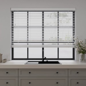 Weiße Holzjalousie (190x175) mit 50mm Lamellen vor Fenster in Küche.