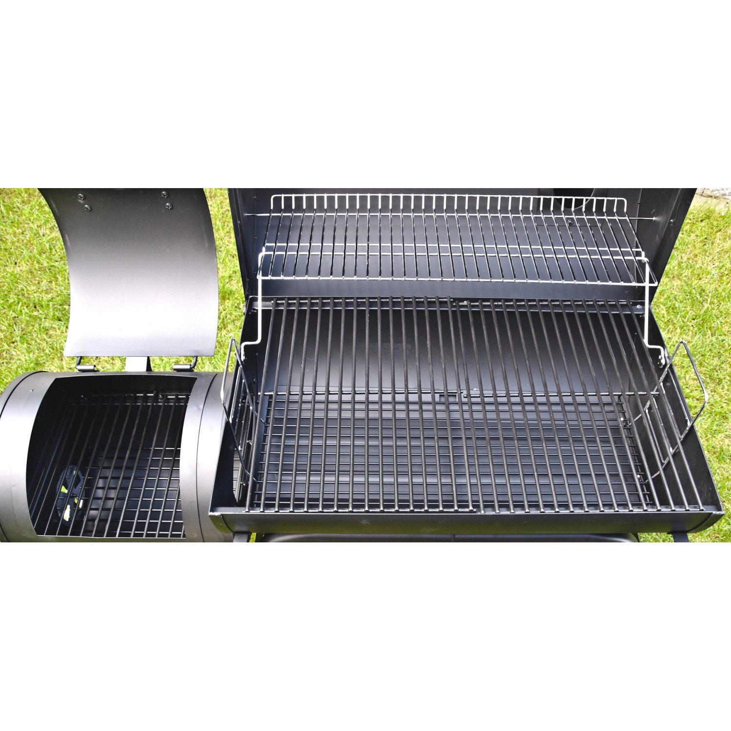 El Fuego Dakota Holzkohlegrill Smoker mit zwei Grillflächen und Warmhalterost, geöffnet.