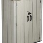 Lifetime Gartenschrank (136x70x172cm) aus grauem, UV-beständigem Kunststoff in Holzoptik.