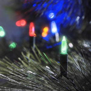 Konstsmide LED Minilichterkette mit 120 bunten Lichtern am Weihnachtsbaum.