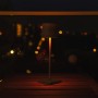 Schwarze, dimmbare LED Tischleuchte für den Außenbereich mit warmweißem Licht.