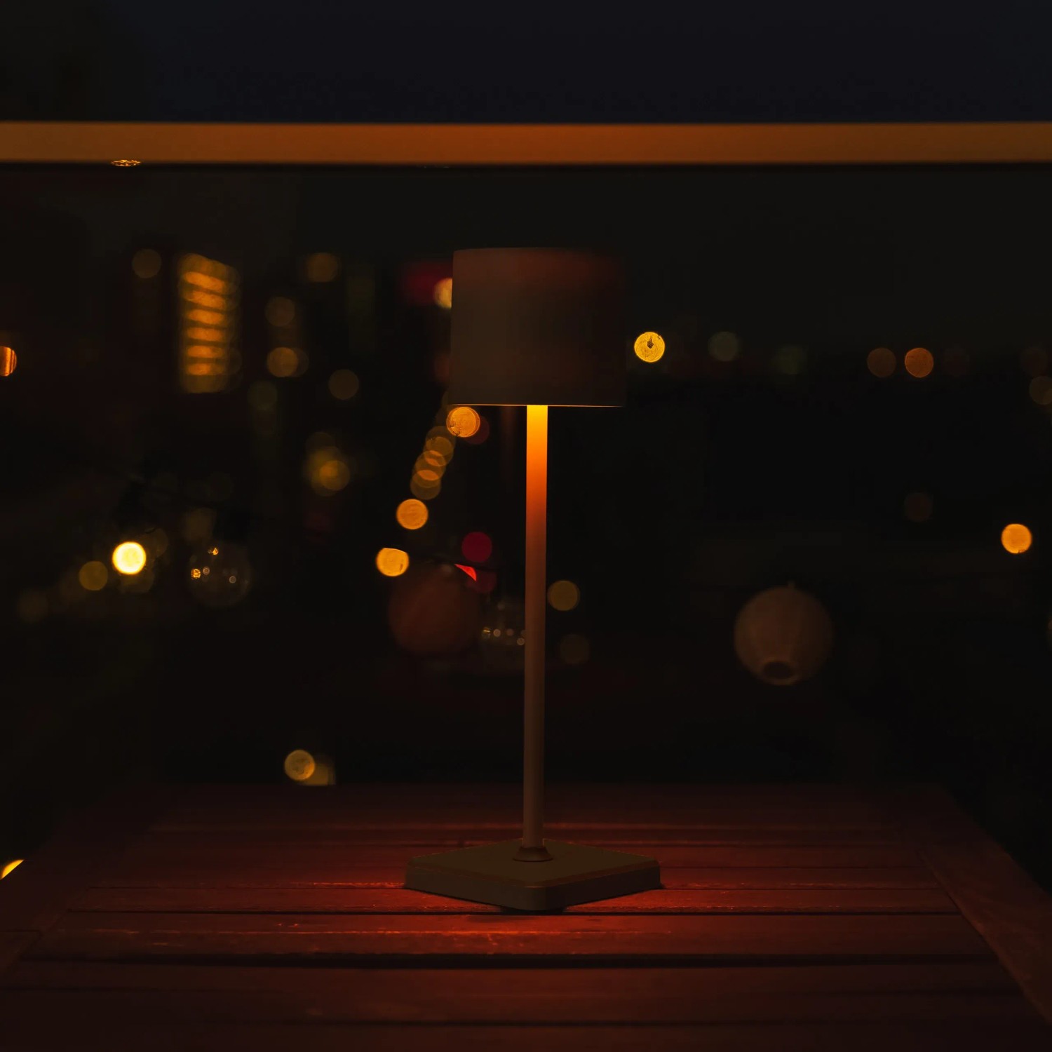 Schwarze, dimmbare LED Tischleuchte für den Außenbereich mit warmweißem Licht.