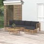 7-tlg. Garten Lounge Set aus Bambus mit dunkelgrauen Kissen. Modulares Outdoor-Set mit Tisch und Hockern.
