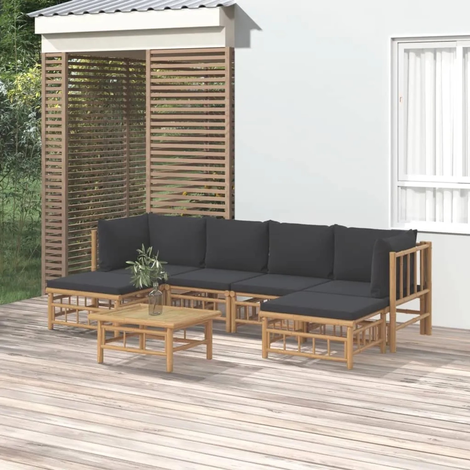 7-tlg. Garten Lounge Set aus Bambus mit dunkelgrauen Kissen. Modulares Outdoor-Set mit Tisch und Hockern.