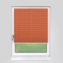 Orangefarbenes Plissee-Rollo, blickdicht, ohne Bohren am Fensterrahmen befestigt.