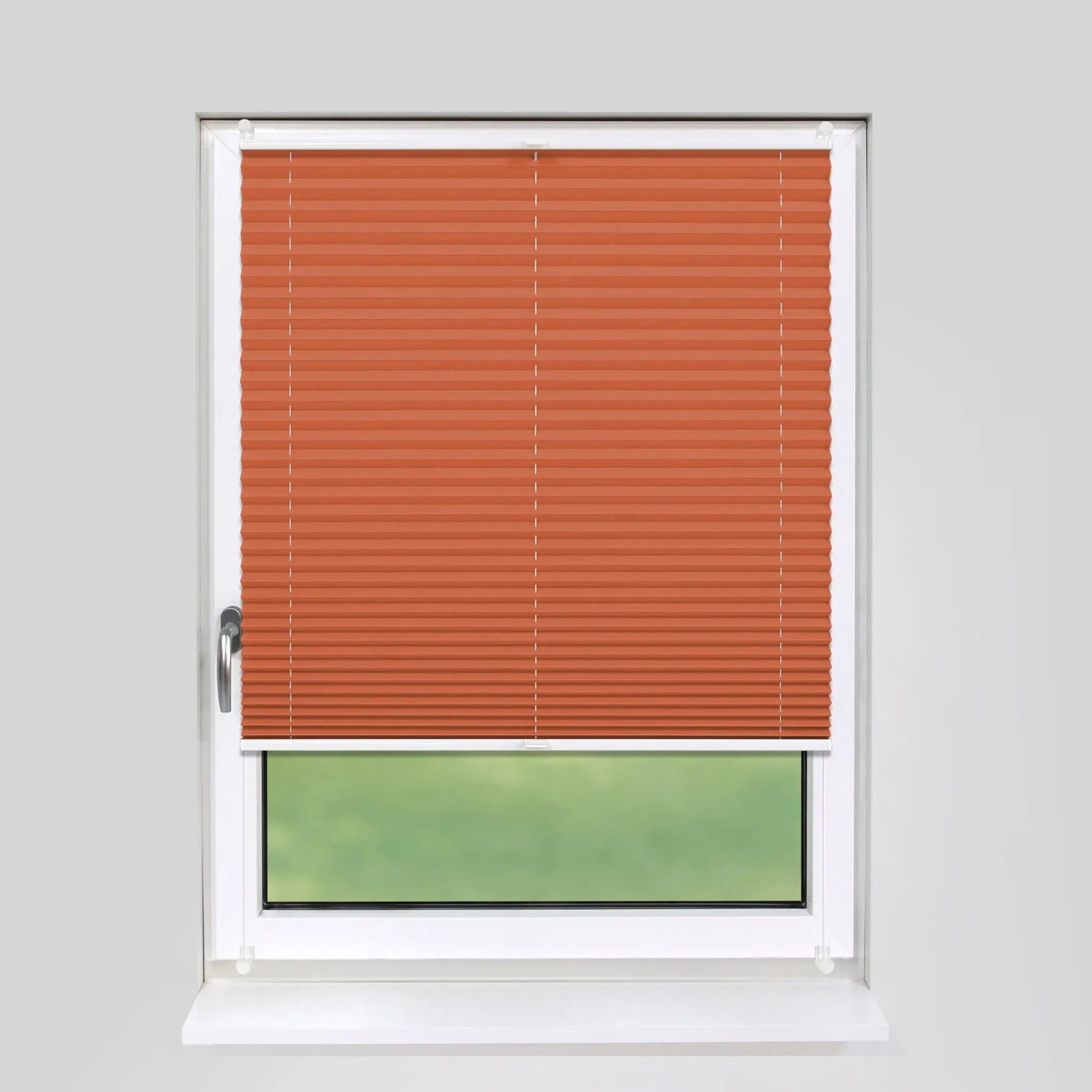 Orangefarbenes Plissee-Rollo, blickdicht, ohne Bohren am Fensterrahmen befestigt.