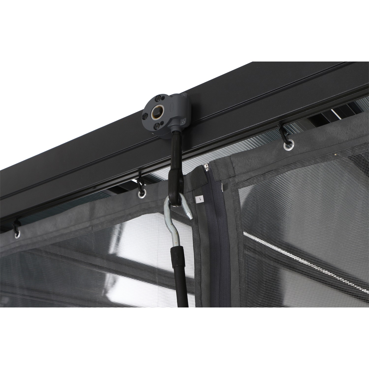 Detailaufnahme: Graues Siena Garden Moskitonetz Florenz am Pavillon, Aufhängung mit Ösen und Haken.