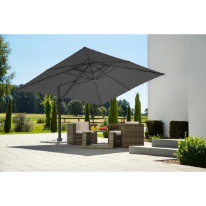 Anthrazitfarbener Schneider Ampelschirm Rhodos Grande 400x300 cm mit Kurbel und Gartenmöbeln.