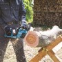Makita Akku-Kettensäge DUC353Z beim Sägen von Holzstamm auf einer Holzkonstruktion.