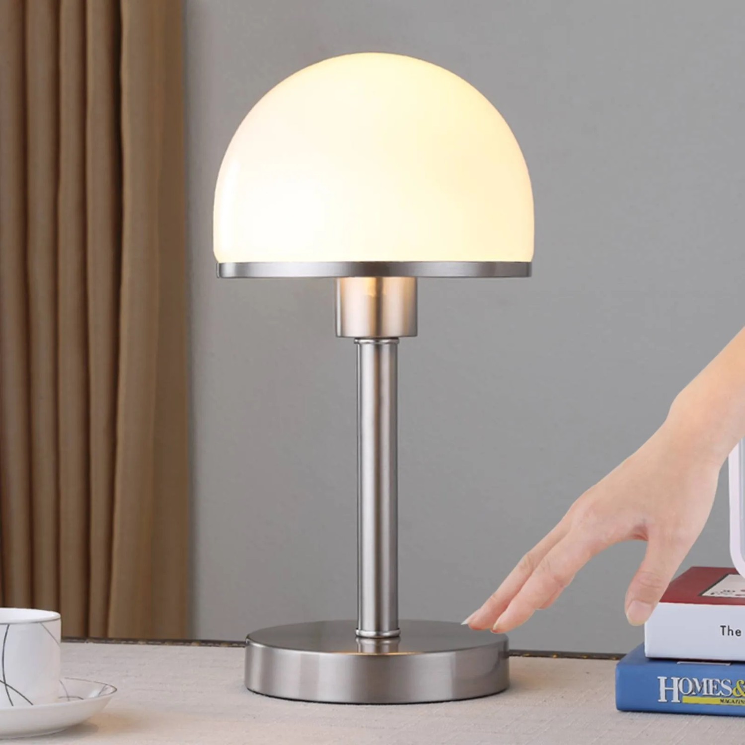 Moderne Lindby Tischlampe Jolie aus Metall mit halbrundem Schirm, ideal als Schlafzimmerleuchte.