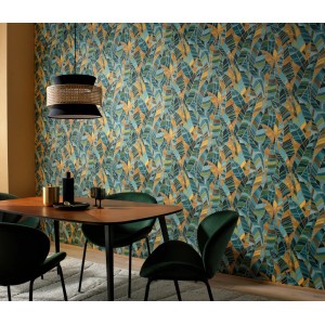 Erismann Vliestapete Elle Decoration 4 Serenade Petrol mit stilisierten Blättern und goldenen Konturen.