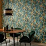 Erismann Vliestapete Elle Decoration 4 Serenade Petrol mit stilisierten Blättern und goldenen Konturen.