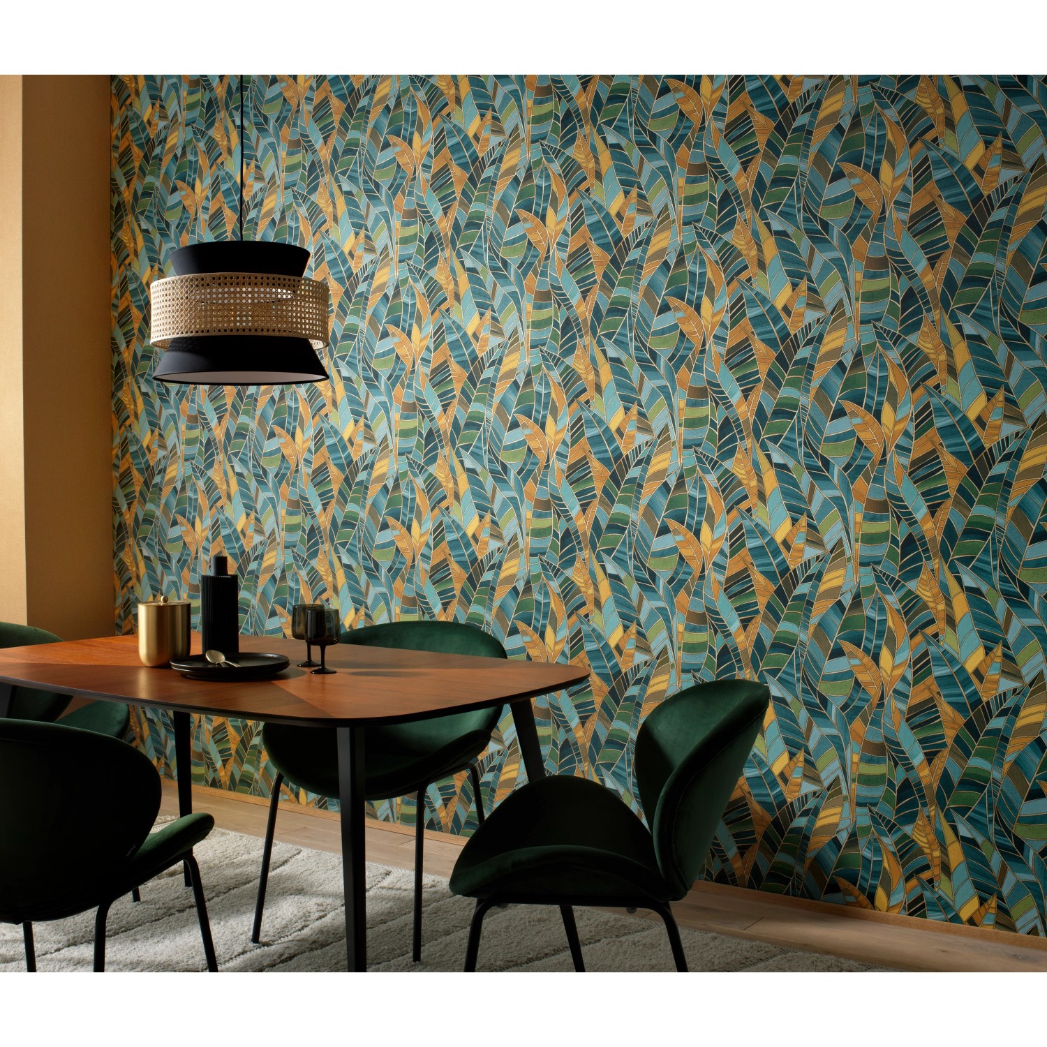 Erismann Vliestapete Elle Decoration 4 Serenade Petrol mit stilisierten Blättern und goldenen Konturen.