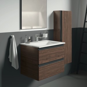 Ideal Standard IOM Cube Lotionspender aus satiniertem Glas und Chrom auf Waschbecken.