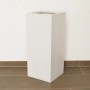 Eleganter, perlmutt-weißer Fiberglas Pflanzkübel Säule, 30x30x68cm, für Innen- und Außenbereich.
