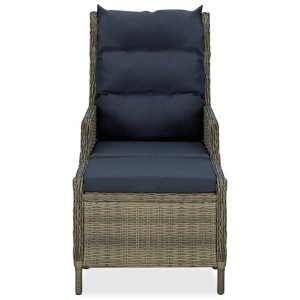 Verstellbarer, brauner Rattan Gartensessel mit Fußhocker und schwarzen Polstern.
