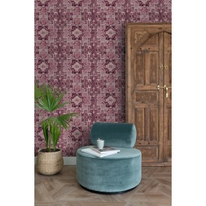 ESTAhome Vliestapete mit orientalischem Kelim Patchwork Muster in Burgunderrot an einer Wand im Boho-Stil.