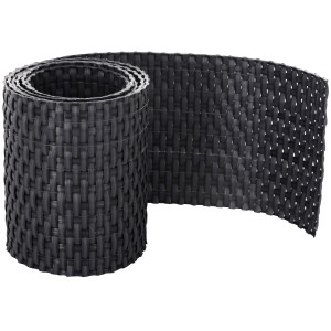 Anthrazitfarbener Sichtschutzstreifen aus Polyrattan-Kunststoff für Zaunbau, aufgerollt.