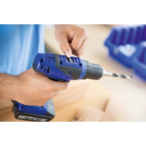 Blauer LUX Akkuschrauber ABS-18 Li Solo in Aktion, Hand betätigt Schalter.