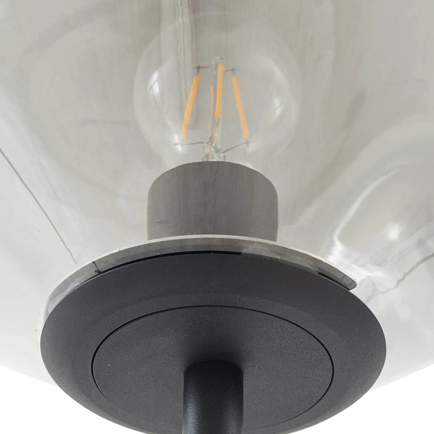 Detailaufnahme: Moderne Lindby Stehlampe Lelia aus Glas und Alu, E27 Fassung.