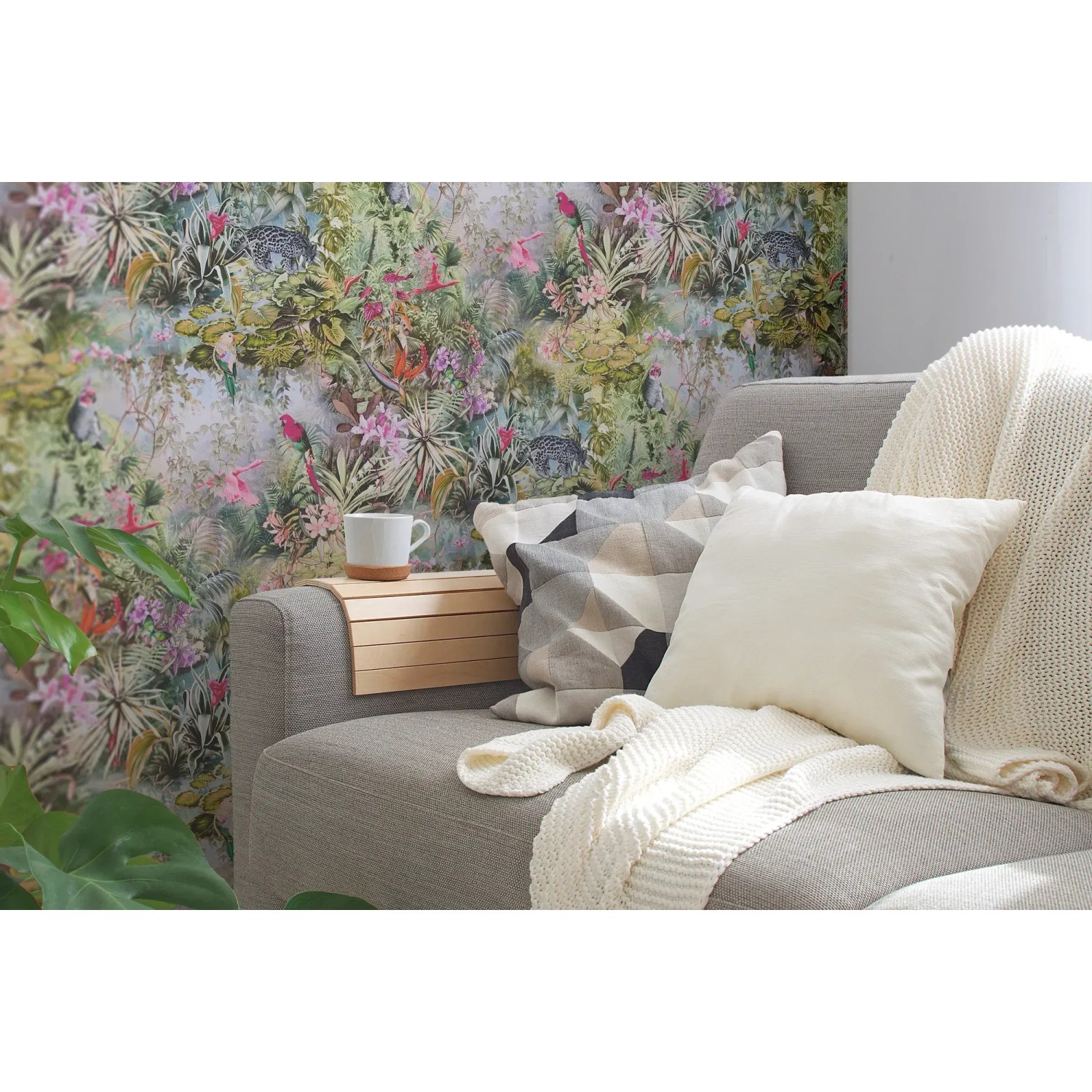 Vliestapete mit Blumen, Tieren, in Grün und Rosa. Dekorative Tapete mit Dschungel-Motiv.