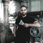Mann hält Wera Joker Ringmaulschlüssel 13 mm vor Industrieanlage. Schlüssel & Abzieher.