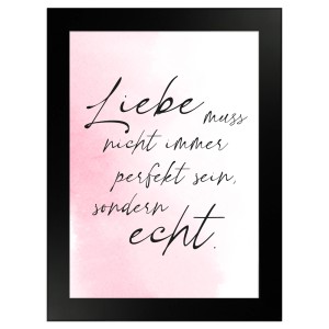 Gerahmtes Poster mit rosa Hintergrund und Spruch "Liebe muss nicht perfekt sein, sondern echt".