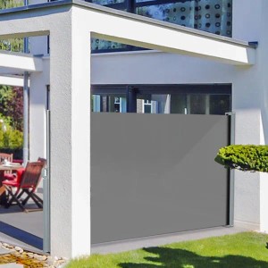 Anthrazitfarbene KARAT Seitenmarkise als Wind- und Sichtschutz auf Terrasse, 180x300 cm.