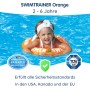 Kind mit Freds Swim Academy Schwimmreifen Classic Orange im Wasser. Schwimmhilfe für Kinder von 2-6 Jahren.